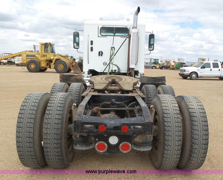 image for item J6156 2007 Freightliner Columbia semi truck