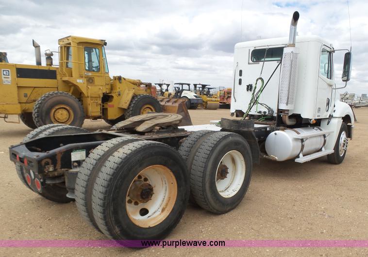 image for item J6156 2007 Freightliner Columbia semi truck