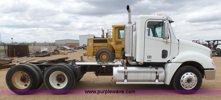 image for item J6156 2007 Freightliner Columbia semi truck