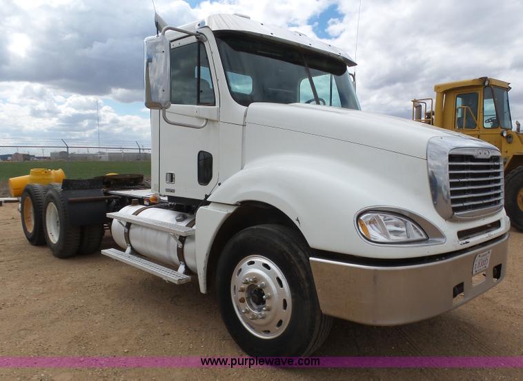 image for item J6156 2007 Freightliner Columbia semi truck
