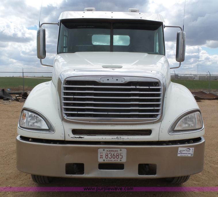 image for item J6156 2007 Freightliner Columbia semi truck