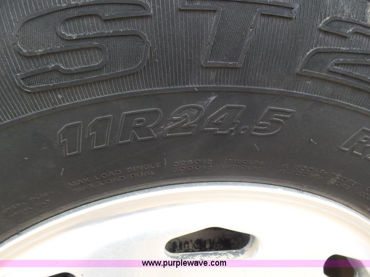 image for item J6156 2007 Freightliner Columbia semi truck