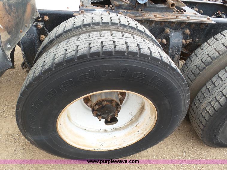 image for item J6156 2007 Freightliner Columbia semi truck