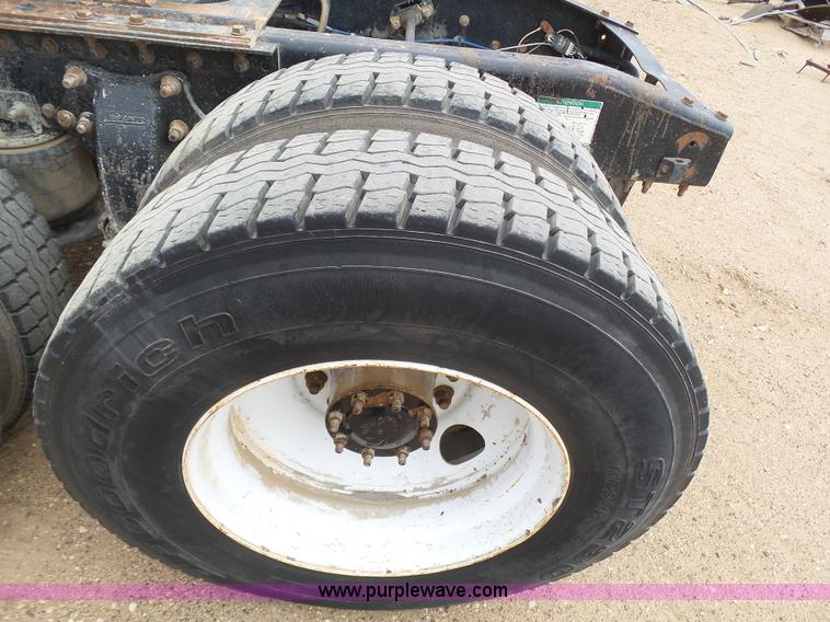 image for item J6156 2007 Freightliner Columbia semi truck