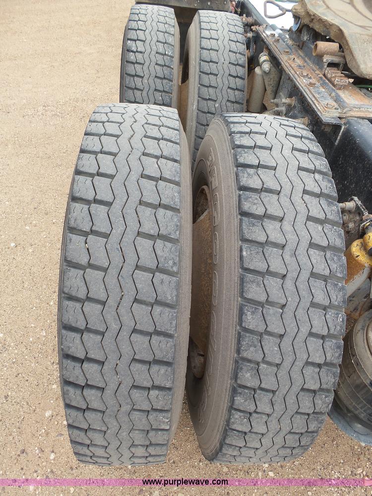 image for item J6156 2007 Freightliner Columbia semi truck