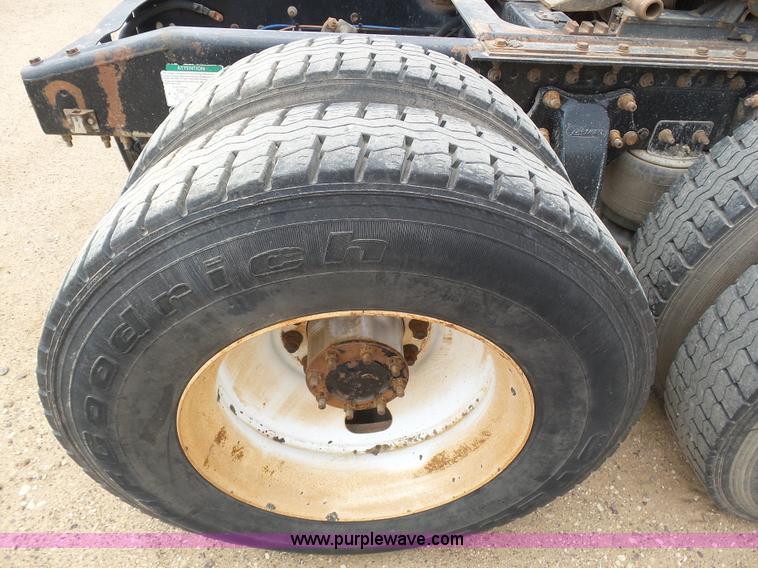 image for item J6156 2007 Freightliner Columbia semi truck