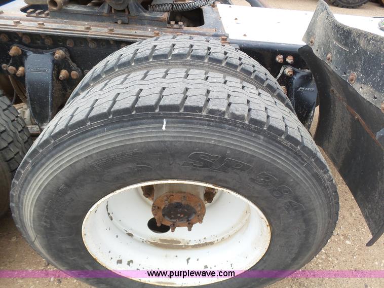 image for item J6156 2007 Freightliner Columbia semi truck