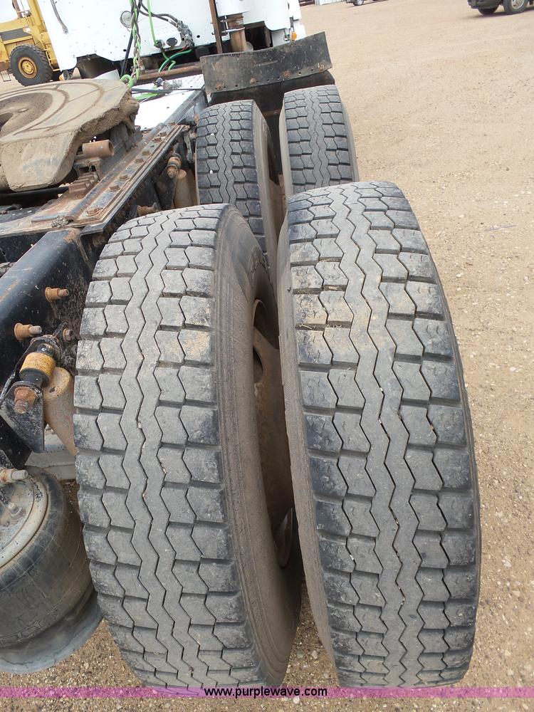 image for item J6156 2007 Freightliner Columbia semi truck