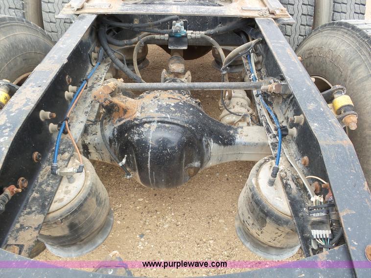 image for item J6156 2007 Freightliner Columbia semi truck