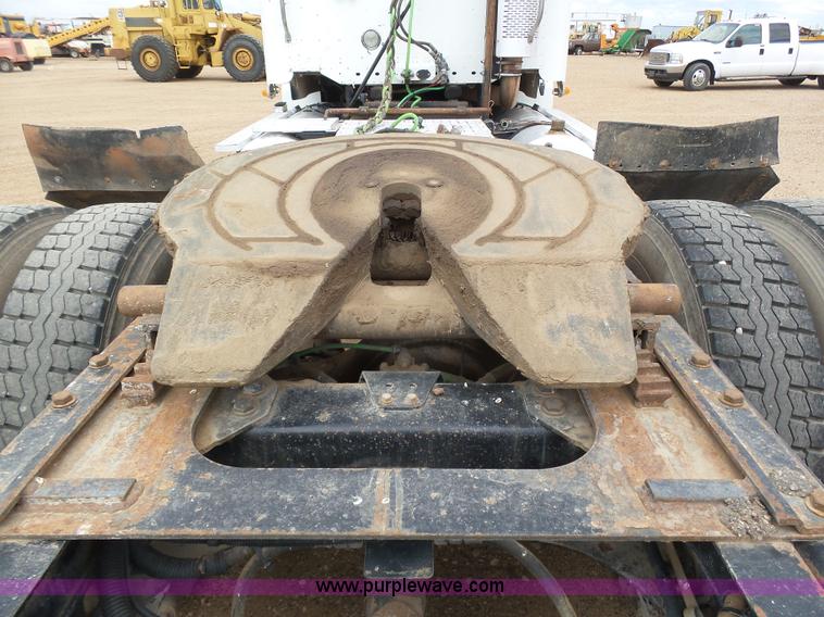 image for item J6156 2007 Freightliner Columbia semi truck