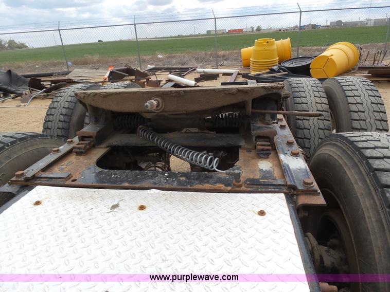 image for item J6156 2007 Freightliner Columbia semi truck