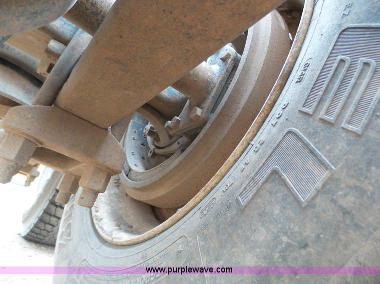 image for item J6156 2007 Freightliner Columbia semi truck