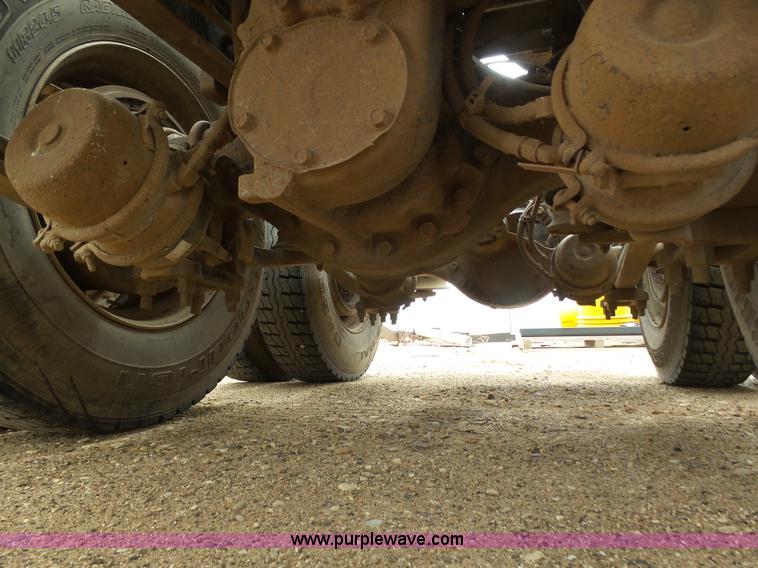 image for item J6156 2007 Freightliner Columbia semi truck