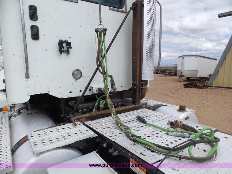 image for item J6156 2007 Freightliner Columbia semi truck