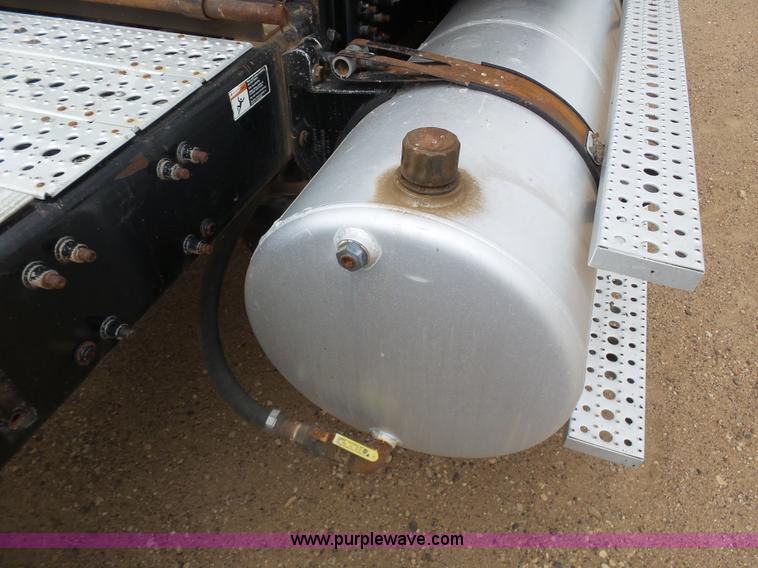 image for item J6156 2007 Freightliner Columbia semi truck