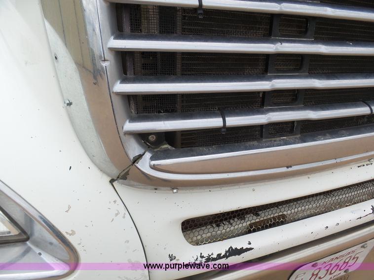 image for item J6156 2007 Freightliner Columbia semi truck