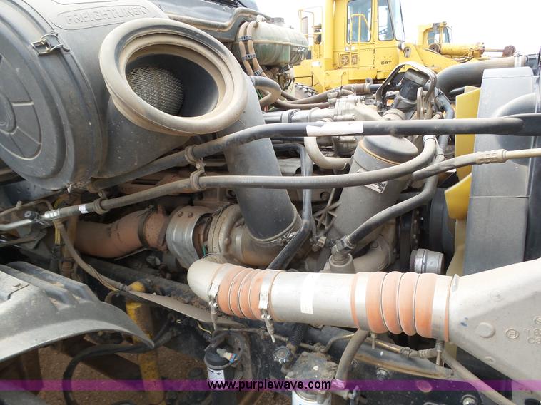 image for item J6156 2007 Freightliner Columbia semi truck