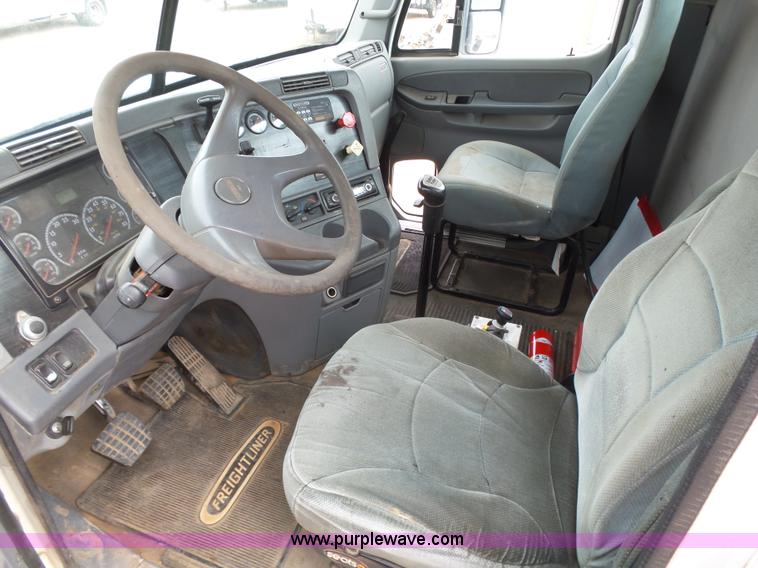 image for item J6156 2007 Freightliner Columbia semi truck