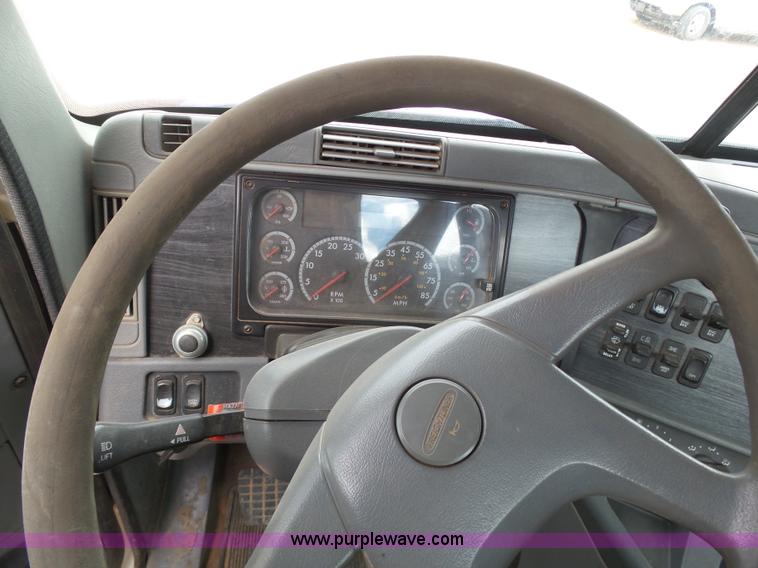 image for item J6156 2007 Freightliner Columbia semi truck