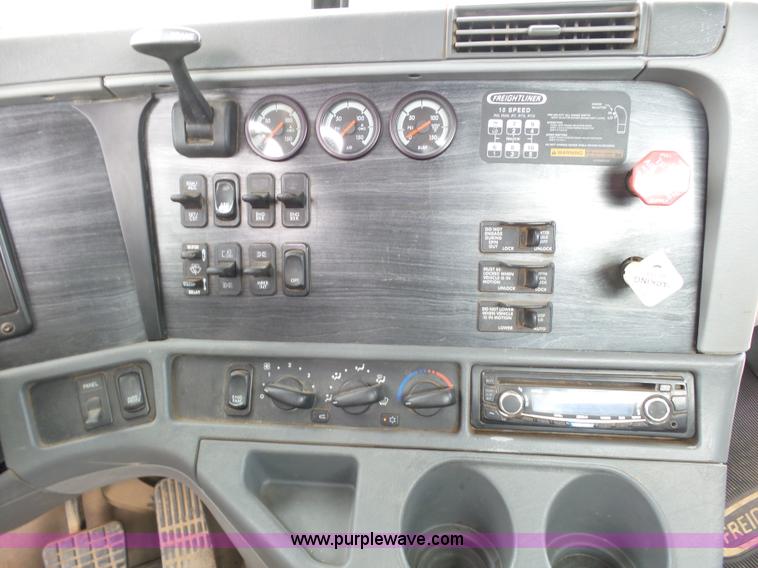 image for item J6156 2007 Freightliner Columbia semi truck