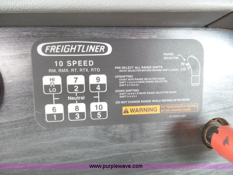 image for item J6156 2007 Freightliner Columbia semi truck