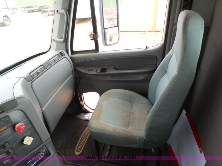 image for item J6156 2007 Freightliner Columbia semi truck