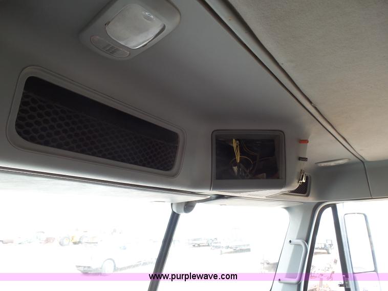 image for item J6156 2007 Freightliner Columbia semi truck