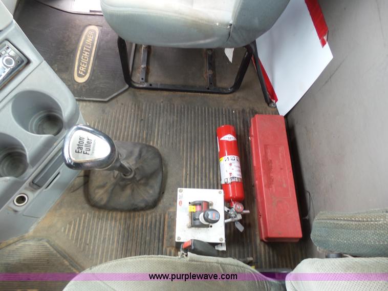 image for item J6156 2007 Freightliner Columbia semi truck