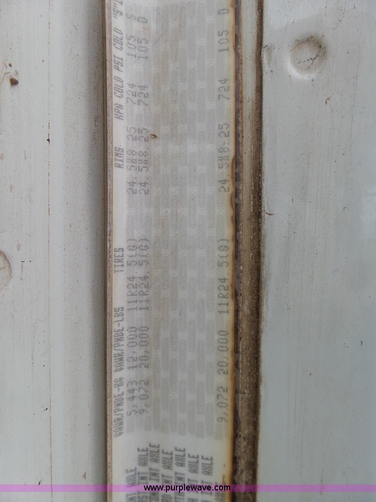 image for item J6156 2007 Freightliner Columbia semi truck