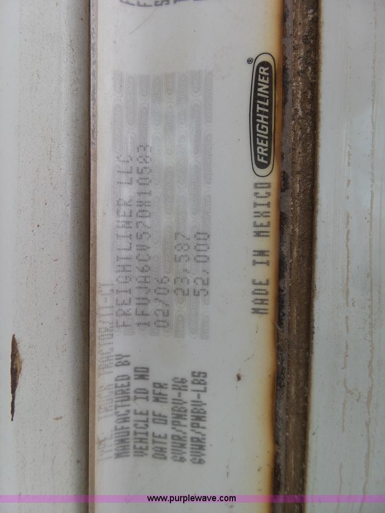 image for item J6156 2007 Freightliner Columbia semi truck