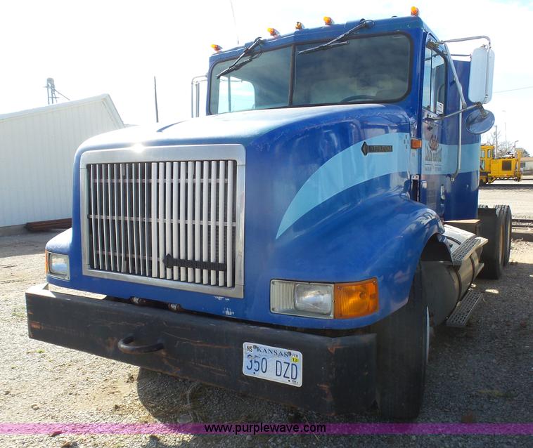 image for item J6162 1993 International 9200 semi truck