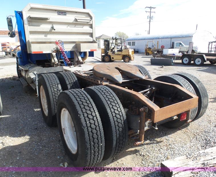 image for item J6162 1993 International 9200 semi truck