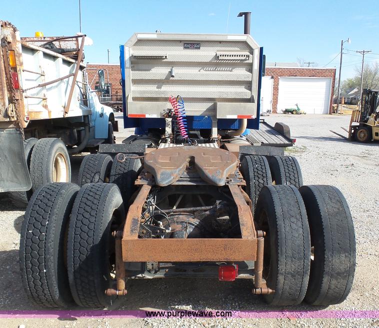 image for item J6162 1993 International 9200 semi truck