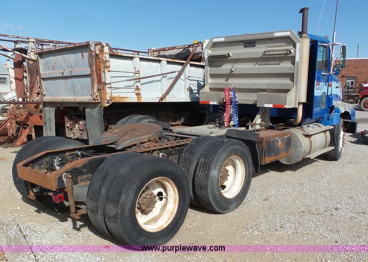 image for item J6162 1993 International 9200 semi truck