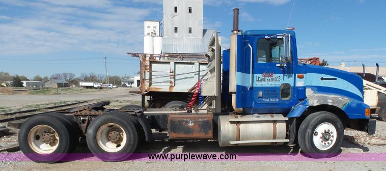 image for item J6162 1993 International 9200 semi truck