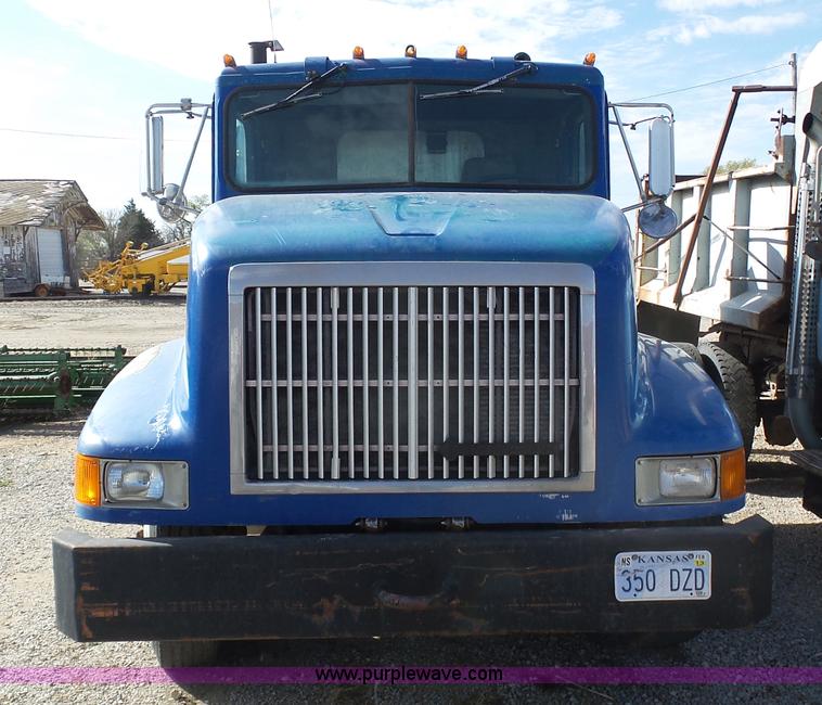 image for item J6162 1993 International 9200 semi truck