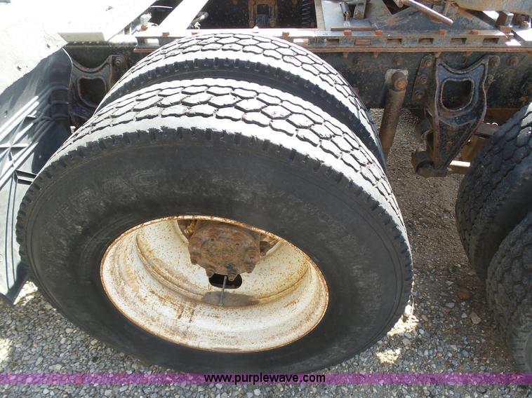 image for item J6162 1993 International 9200 semi truck