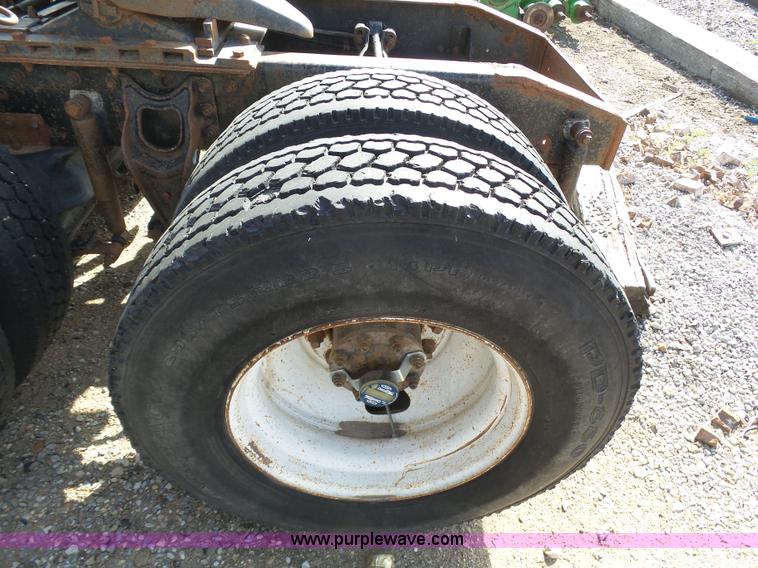 image for item J6162 1993 International 9200 semi truck