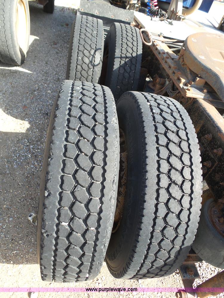 image for item J6162 1993 International 9200 semi truck