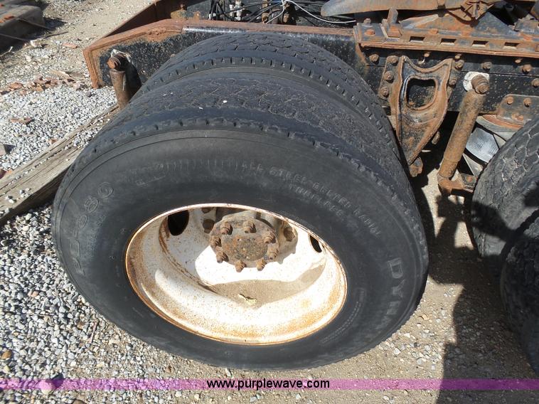 image for item J6162 1993 International 9200 semi truck