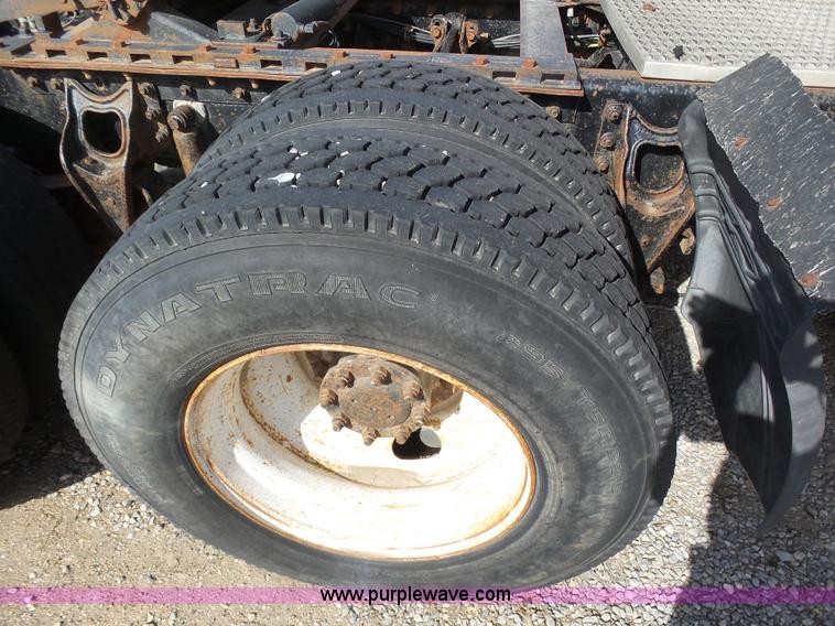 image for item J6162 1993 International 9200 semi truck