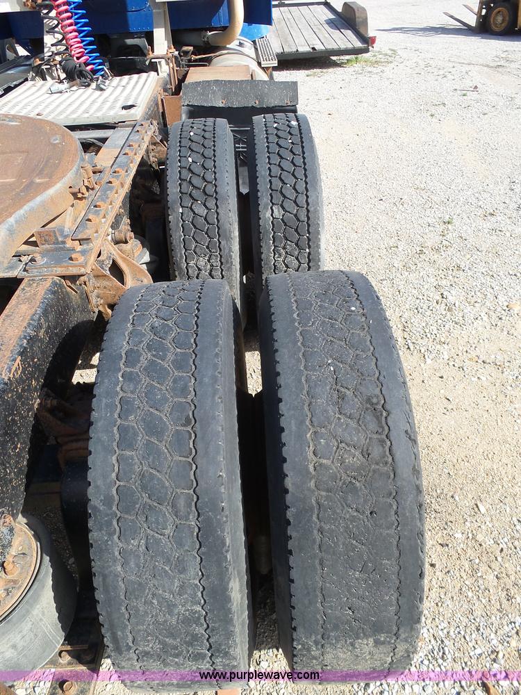 image for item J6162 1993 International 9200 semi truck