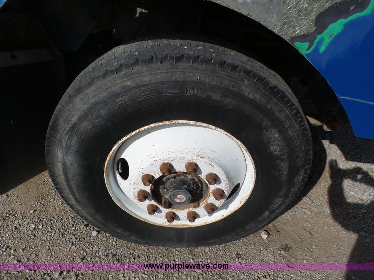 image for item J6162 1993 International 9200 semi truck