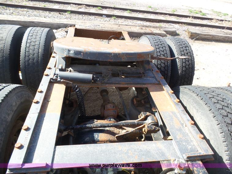 image for item J6162 1993 International 9200 semi truck