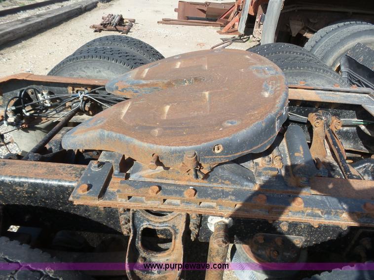 image for item J6162 1993 International 9200 semi truck