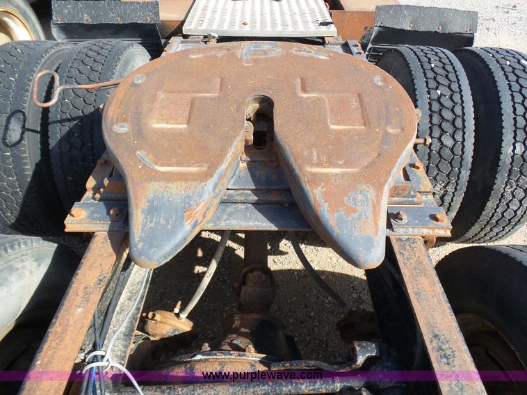 image for item J6162 1993 International 9200 semi truck