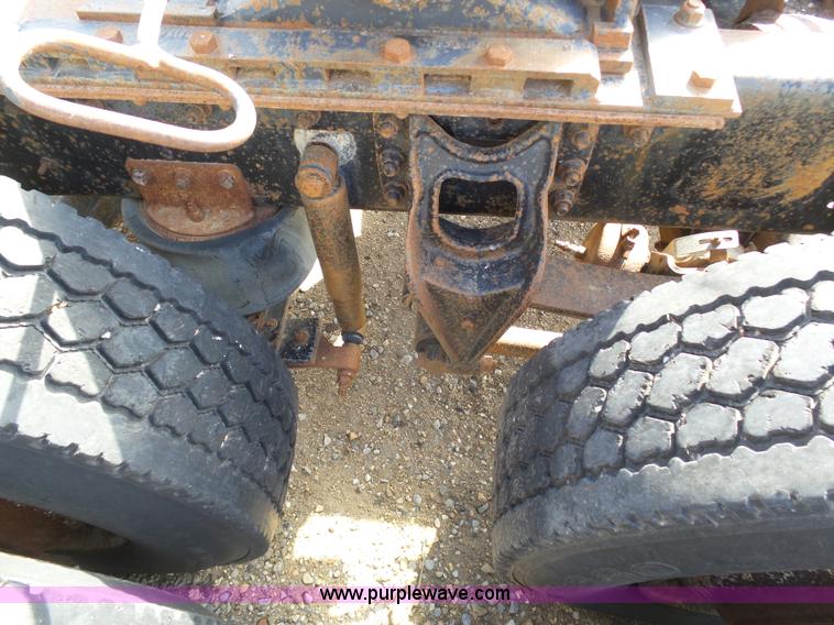 image for item J6162 1993 International 9200 semi truck