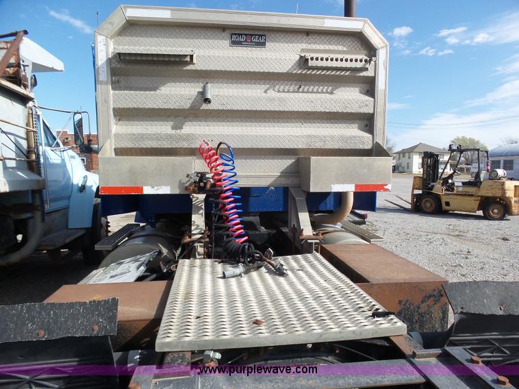 image for item J6162 1993 International 9200 semi truck