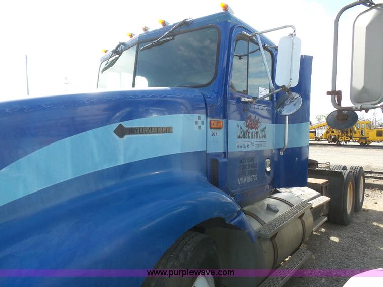 image for item J6162 1993 International 9200 semi truck