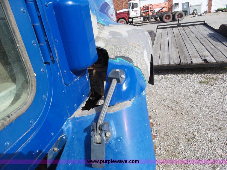 image for item J6162 1993 International 9200 semi truck